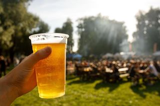 Aféra s kelímky na Majálesu: Byli tam nepříčetní lidé, tvrdí pořadatelé - Seznam Zprávy